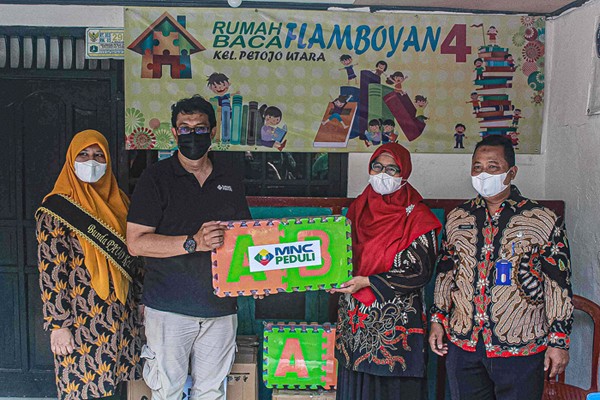 MNC Peduli memberikan bantuan peralatan pendidikan untuk anak-anak PAUD Flamboyan 4 Petojo Utara, Jakarta Pusat, Kamis (25/11/2021).
