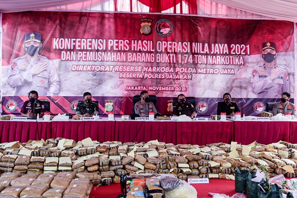 Konferensi pers hasil Operasi Nila Jaya 2021 dan Pemusnahan Barang Bukti 1,74 Ton Narkotika di Polda Metro Jaya, Jakarta Selatan, Kamis (25/11/2021).