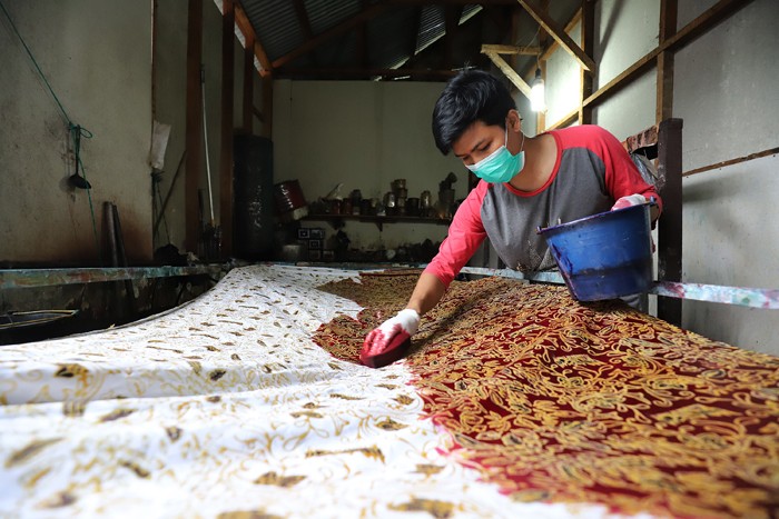 Perajin menjemur batik di rumah produksi batik tanah liek Ayesha di Padang, Sumatera Barat, Jumat (26/11/2021).
