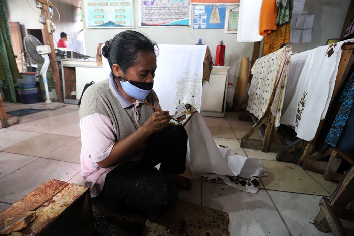 Perajin menjemur batik di rumah produksi batik tanah liek Ayesha di Padang, Sumatera Barat, Jumat (26/11/2021).
