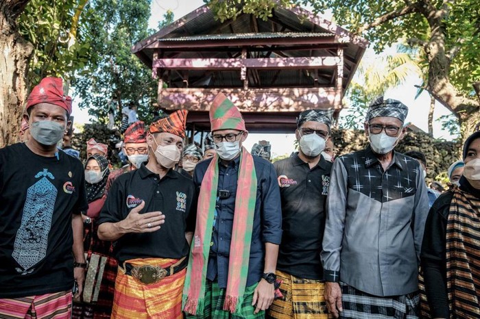 Menparekraf Sandiaga Salahuddin Uno, melakukan visitasi ke Desa Wisata Liya Togo di Wakatobi, Sulawesi Tenggara.