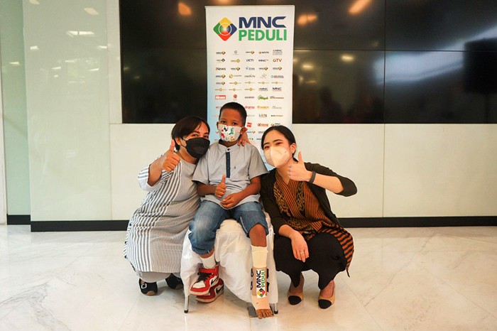 Ketua MNC Peduli Jessica Tanoesoedibjo saat memasangkan alat bantu dengar untuk anak penerima bantuan di Gedung MNC Financial Center, Jakarta Pusat.