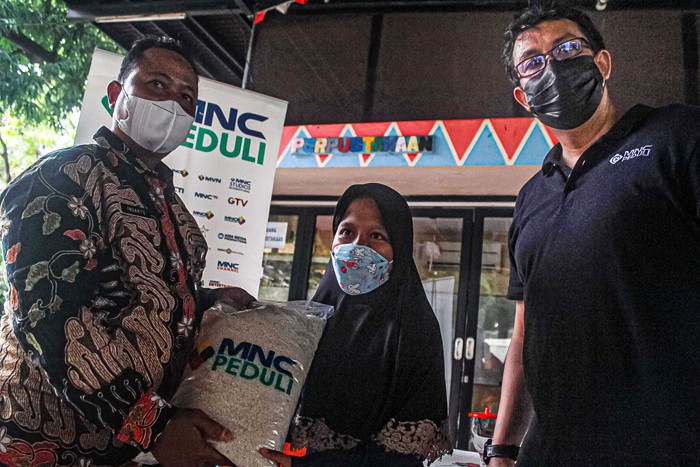 MNC Peduli membagikan paket beras untuk para difabel dan lansia di RPTRA Kejora, Jakarta Pusat, Kamis (25/11/2021).