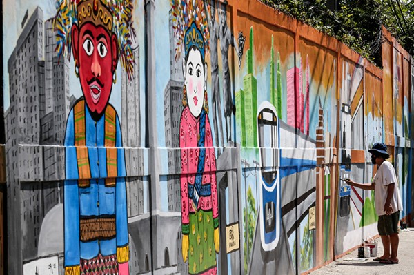 Petugas PPSU menyelesaikan pembuatan mural bertema 'Kota Jakarta' di kawasan Tanah Kusir, Kebaroyan Lama, Jakarta Selatan, Jumat (26/11/2021).
