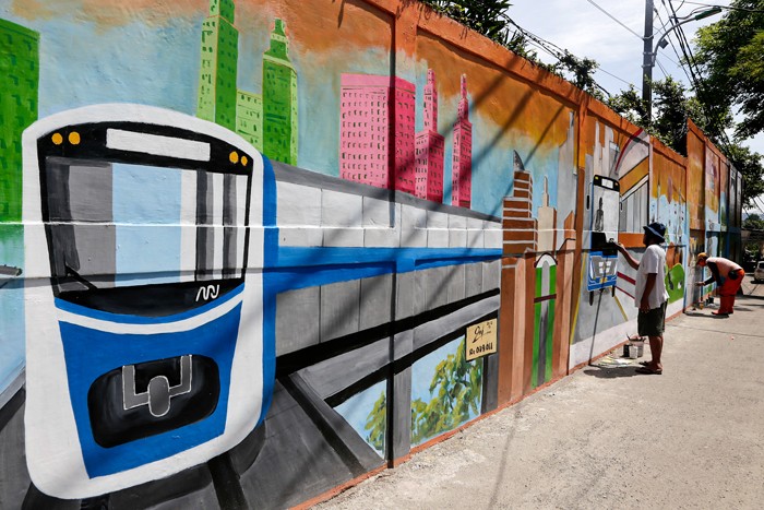 Petugas PPSU menyelesaikan pembuatan mural bertema 'Kota Jakarta' di kawasan Tanah Kusir, Kebaroyan Lama, Jakarta Selatan, Jumat (26/11/2021).