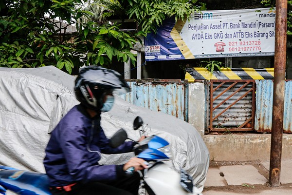 Pengendara sepeda motor melintas di depan rumah milik terpidana kasus korupsi Tan Edy Tansil alias Tan Tju Fuan alias Eddy Tansil di Jalan Wijaya Timur Raya.
