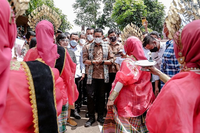 Menparekraf Sandiaga Salahuddin Uno mengunjungi destinasi wisata Bukit Bossolo di Kabupaten Jeneponto, Sulawesi Selatan.