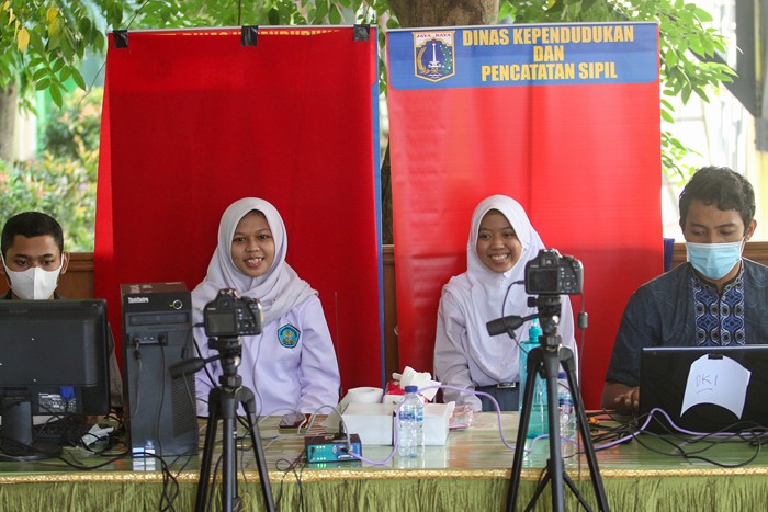 Petugas melakukan perekaman data E-KTP di SMAN 109 Jakarta, Jumat (26/11/2021).