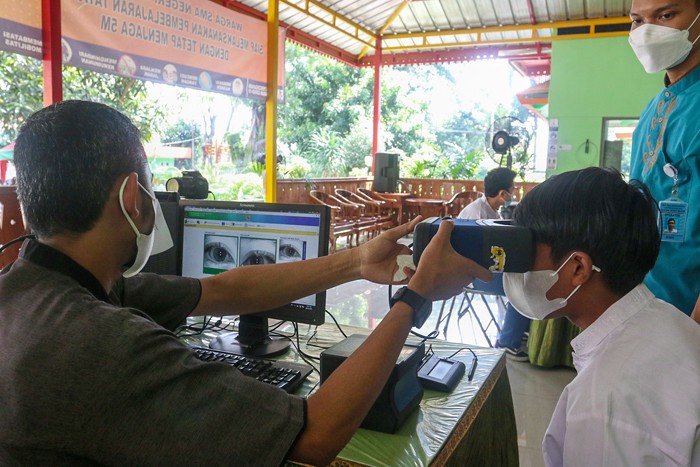 Petugas melakukan perekaman data E-KTP di SMAN 109 Jakarta, Jumat (26/11/2021).