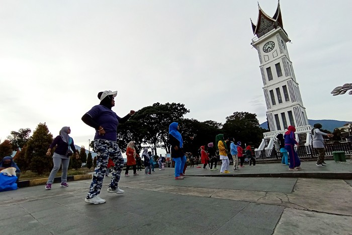 Suasana pagi hari wisata Jam Gadang di Bukittinggi, Sumatra Barat, Sabtu (27/11/2021).