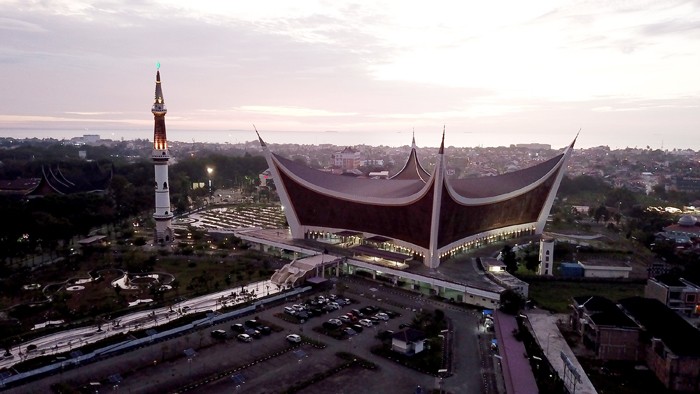 Tak semua masjid dinaungi kubah. Seperti halnya Masjid Raya Sumatera Barat yang terletak di Kota Padang.