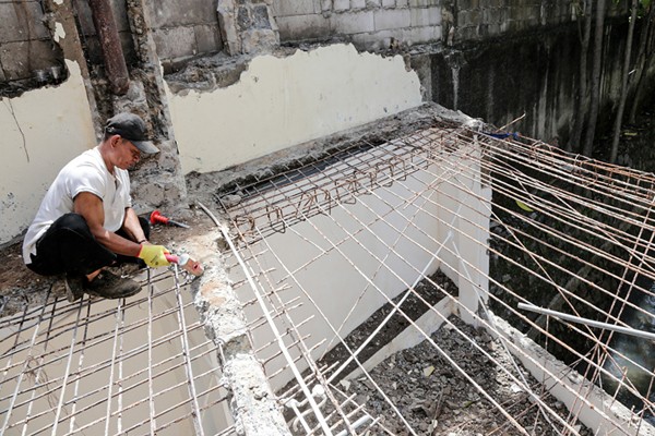Pekerja membongkar bangunan yang berdiri di atas saluran air di Kemang Utara, Bangka, Mampang Prapatan, Jakarta Selatan, Sabtu (27/11/2021).