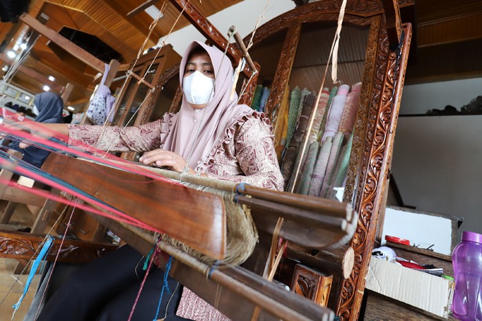 Perajin menyelesaikan tenunan antik songket Pandai Sikek Hj Fatimah Sayuti, Nagari Pandai Sikek, Kabupaten Tanah Datar, Sumatera Barat, Sabtu (27/11/2021).