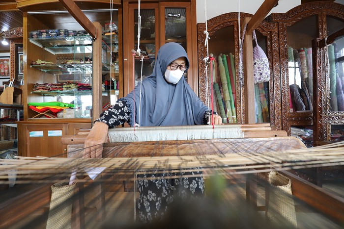 Perajin menyelesaikan tenunan antik songket Pandai Sikek Hj Fatimah Sayuti, Nagari Pandai Sikek, Kabupaten Tanah Datar, Sumatera Barat, Sabtu (27/11/2021).