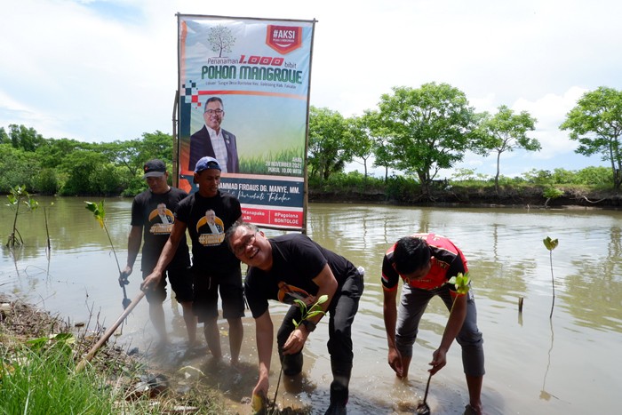 Aksi peduli lingkungan di Desa Bontoloe, Kecamatan Galesong, Kabupaten Takalar, Minggu (28/11/2021).