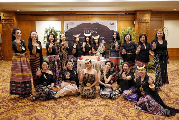 Komunitas Perempuan Pelestari Budaya melakukan kegiatan HUT ke-4 berupa fashion show, Talkshow dan demo masak di Jakarta, Minggu (28/11/2021).