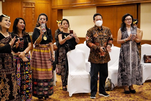 Komunitas Perempuan Pelestari Budaya melakukan kegiatan HUT ke-4 berupa fashion show, Talkshow dan demo masak di Jakarta, Minggu (28/11/2021).