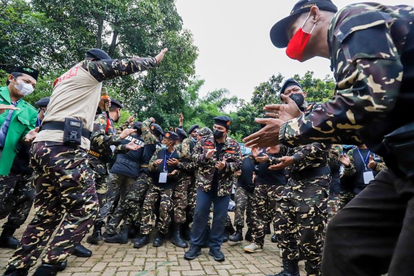 Menteri BUMN Erick Thohir mengikuti seluruh rangkaian pendidikan dan pelatihan dasar anggota Banser di Jagakarsa, Jakarta Selatan, Minggu (28/11/2021).
