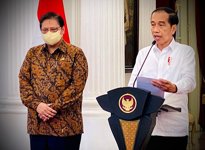 Presiden Jokowi memberikan keterangan terkait UU Cipta Kerja di Istana Merdeka, Jakarta, pada Senin, 29 November 2021.