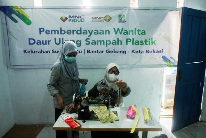 Ibu-ibu PKK saat mengolah sampah kemasan plastik di Sumur Batu, Bantar Gebang, Bekasi, Jawa Barat, Senin (29/11/2021).