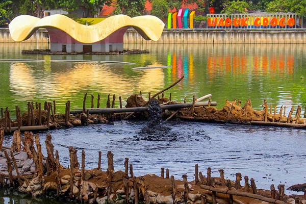 Pekerja sedang menyelesaikan pengerukan lumpur Waduk Grogol di Jalan Latumenten Raya, Kecamatan Grogol Petamburan, Jakarta Barat, Senin (29/11/2021).