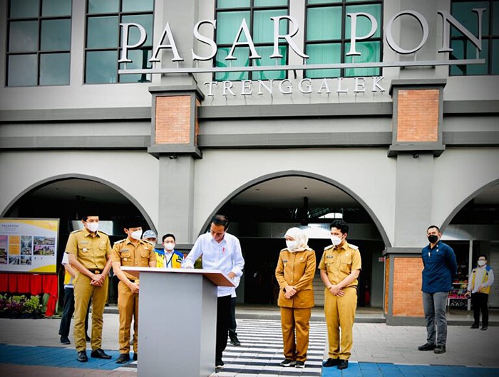 Dalam perjalanan menuju Helipad Menak Sopal, Kabupaten Trenggalek, Presiden Joko Widodo menyempatkan untuk singgah di Pasar Pon, Selasa, 30 November 2021.