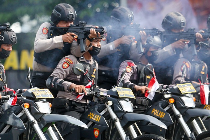 Sejumlah anggota polisi beraksi saat upacara penutupan pelatihan Tim Patroli Perintis Presisi di Polda Metro Jaya, Jakarta, Selasa (30/11/2021).