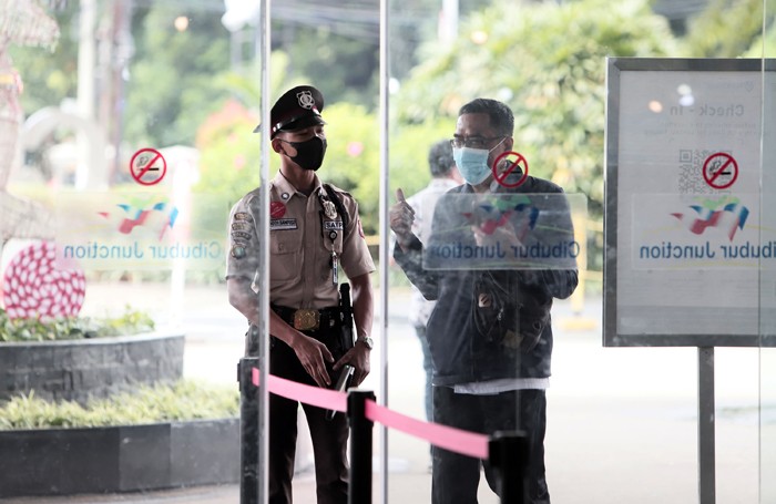 Warga mengunakan aplikasi PeduliLindungi saat akan memasuki pusat perbelanjaan di kawasan Jakarta, Senin (29/11/2021).