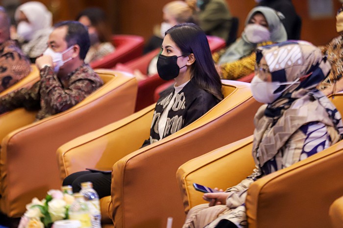 Wakil Menteri Pariwisata dan Ekonomi Kreatif Angela Tanoesoedibjo berpidato saat menghadiri Modest Fashion Week World Conference 2021.