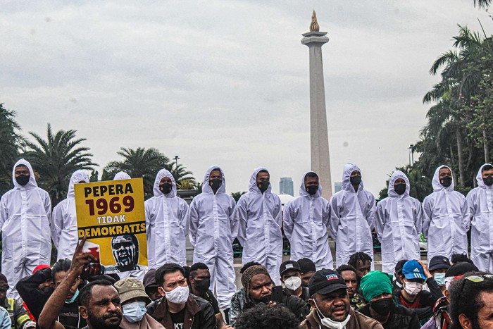 Front Rakyat Indonesia untuk West Papua dan Aliansi Mahasiswa Papua menggelar aksi peringatan 60 tahun deklarasi kemerdekaan Papua Barat di kawasan Monas.