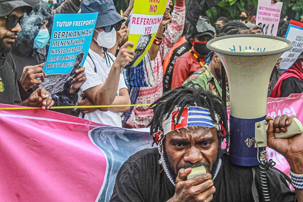 Front Rakyat Indonesia untuk West Papua dan Aliansi Mahasiswa Papua menggelar aksi peringatan 60 tahun deklarasi kemerdekaan Papua Barat di kawasan Monas.