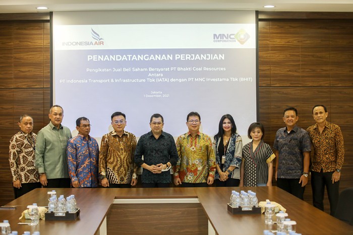 Penandatanganan perjanjian jual beli saham bersyarat PT Bhakti Coal Resources antara IATA dengan BHIT di iNews Tower, Jakarta Pusat, Rabu (1/12/2021).