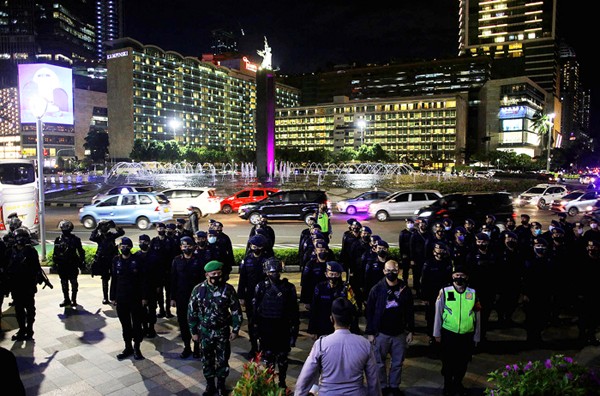 Personil gabungan TNI-Polri melaksanakan Apel pengamanan di Pos Polisi Sektor Thamrin Bunderan HI, Jakarta Pusat, Rabu (1/12/2021) malam.