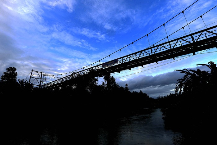 Jembatan gantung dengan total panjang bentang 120 meter ini dulu berdiri kokoh di atas Sungai Batang Sikerbau, Ujung Gading, Pasaman Barat, Sumatera Barat.