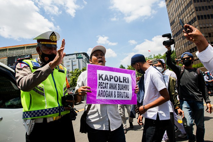 Aparat Gabungan TNI-Polri membubarkan massa aksi reuni 212 di kawasan Sarinah, Jakarta Pusat, Kamis (2/12/2021).