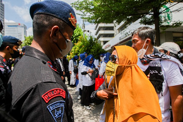 Aparat Gabungan TNI-Polri membubarkan massa aksi reuni 212 di kawasan Sarinah, Jakarta Pusat, Kamis (2/12/2021).