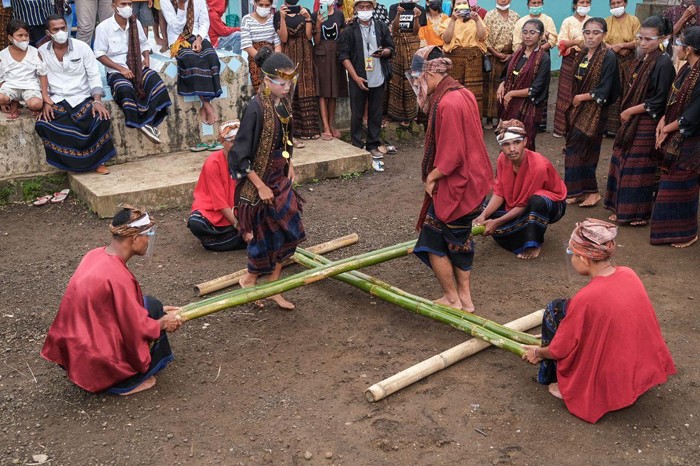 Menparekraf Sandiaga Salahuddin Uno, mendukung pengembangan sektor ekonomi kreatif di Desa Detusoko Barat, Kabupaten Ende, Nusa Tenggara Timur (NTT).