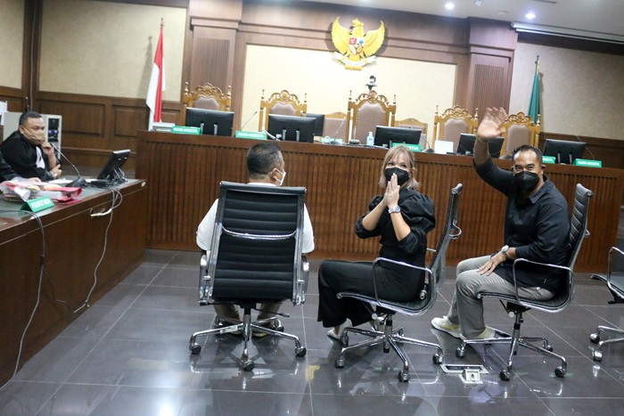 Terdakwa artis Nia Ramadhani menjalani sidang perdana di Pengadilan Negeri (PN) Jakarta Pusat, Kamis (2/12/2021).