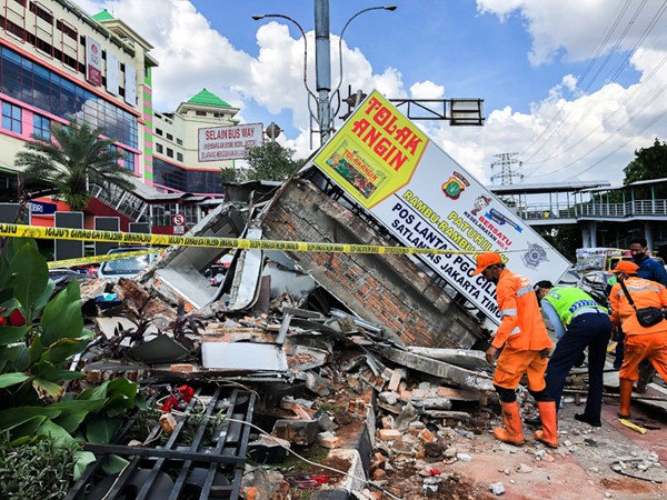 Sejumlah petugas PPSU saat membersihkan puing bangunan pos lalu lintas polisi yang hancur ditabrak bus Transjakarta di PGC, Cililitan, Jakarta Timur.