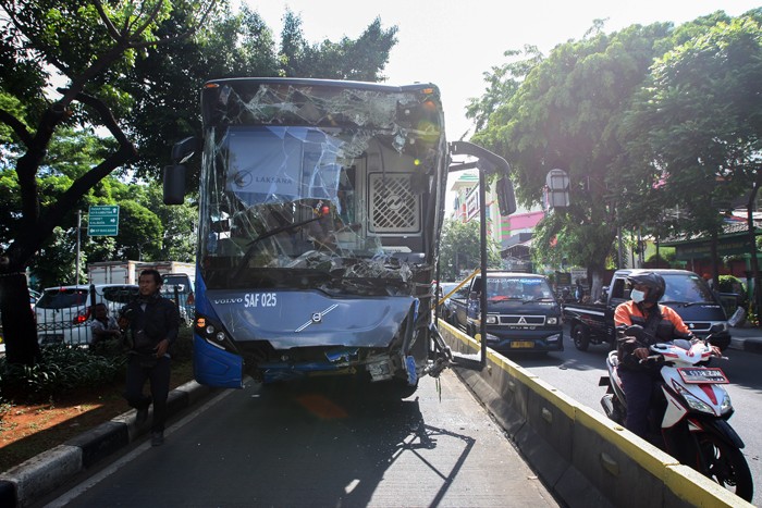 Sejumlah petugas PPSU saat membersihkan puing bangunan pos lalu lintas polisi yang hancur ditabrak bus Transjakarta di PGC, Cililitan, Jakarta Timur.