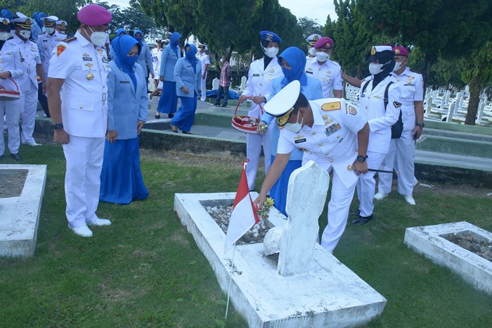 Keluarga besar Lantamal I melaksanakan ziarah rombongan di Taman Makam Pahlawan Bukit Barisan Kota Medan.
