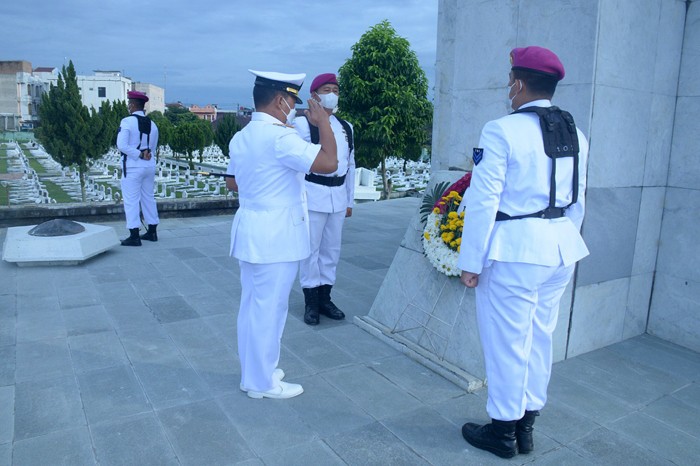 Keluarga besar Lantamal I melaksanakan ziarah rombongan di Taman Makam Pahlawan Bukit Barisan Kota Medan.