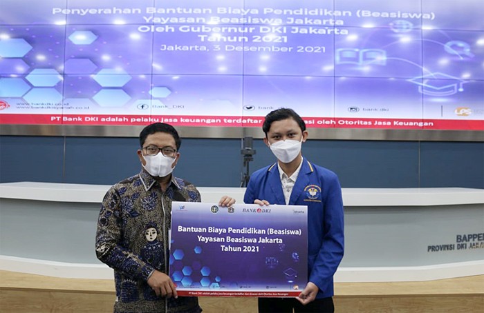 Penyerahan Dana Beasiswa dari Yayasan Beasiswa Jakarta kepada Bank DKI, di Jakarta, Jumat (3/12/2021).