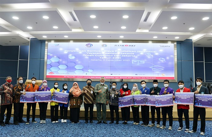 Penyerahan Dana Beasiswa dari Yayasan Beasiswa Jakarta kepada Bank DKI, di Jakarta, Jumat (3/12/2021).