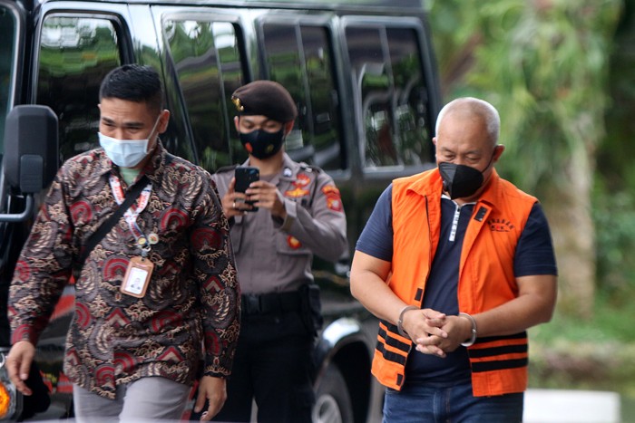 Tersangka Kadis PUPR Kabupaten Musi Banyuasin Herman Mayori saat tiba di Gedung KPK, Jakarta, Jumat (3/12/2021).