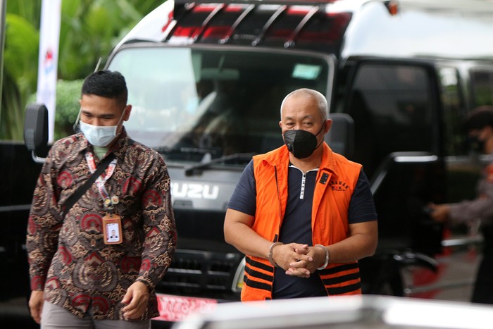Tersangka Kadis PUPR Kabupaten Musi Banyuasin Herman Mayori saat tiba di Gedung KPK, Jakarta, Jumat (3/12/2021).