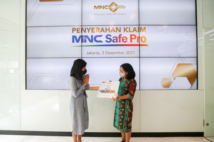 Pembayaran klaim asuransi MNC Safe Pro kepada ahli waris di Gedung MNC Financial Center, Kebon Sirih.
