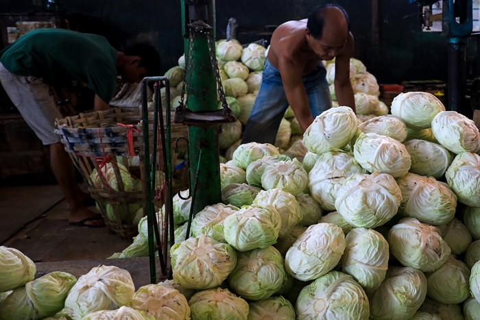 Aktivitas perdagangan di Pasar Induk Kramat Jati, Jakarta Timur, Jumat (3/12/2021).