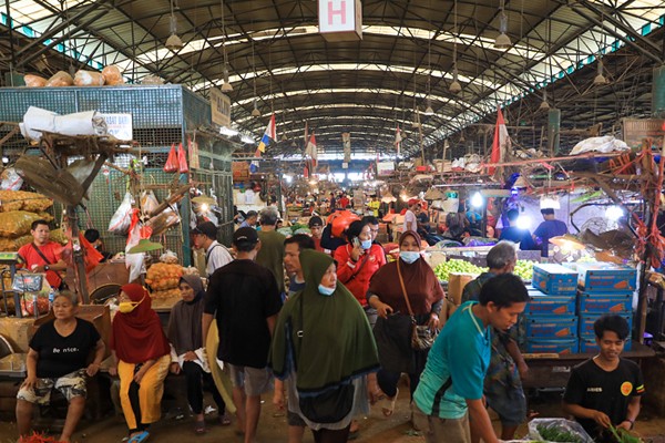 Aktivitas perdagangan di Pasar Induk Kramat Jati, Jakarta Timur, Jumat (3/12/2021).
