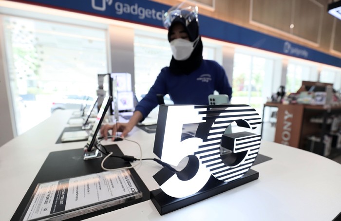Karyawan mengecek salah satu produk elektronik di Jakarta, Jumat (3/12/2021).